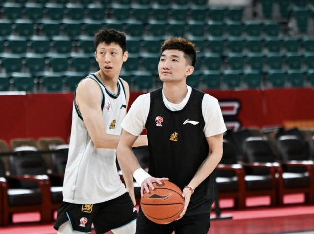 中欧体育官方入口-背水一战迎来复出？孙铭徽现身浙江广厦G2赛前踩场训练