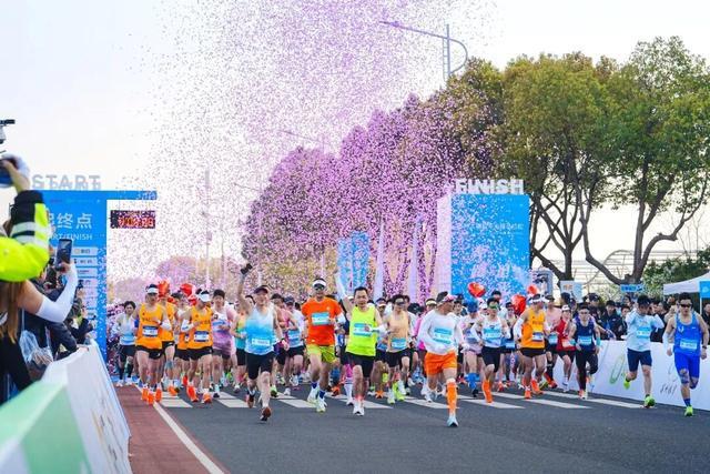 中欧体育登录入口-五千跑者集结，2026苏州太湖数字半程马拉松开跑